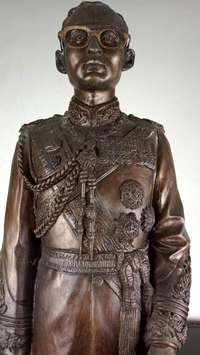 30.พระบรมรูปหล่อโลหะในหลวงรัชกาลที่9 พระบาทสมเด็จพระปรมินทรมหาภูมิพลอดุลยเดช(รมดำ) รูปย่อยที่ 3