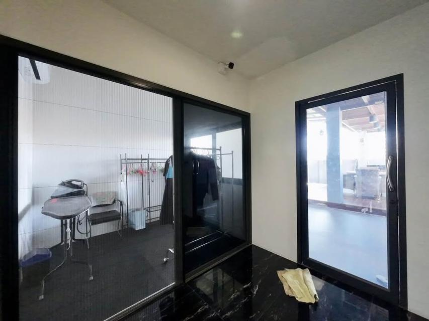 ขาย บ้านเดี่ยว 3 ชั้น สไตส์โมเดิร์น ซอยอินทระ 28 อายุบ้านเพียง 2 ปี 10