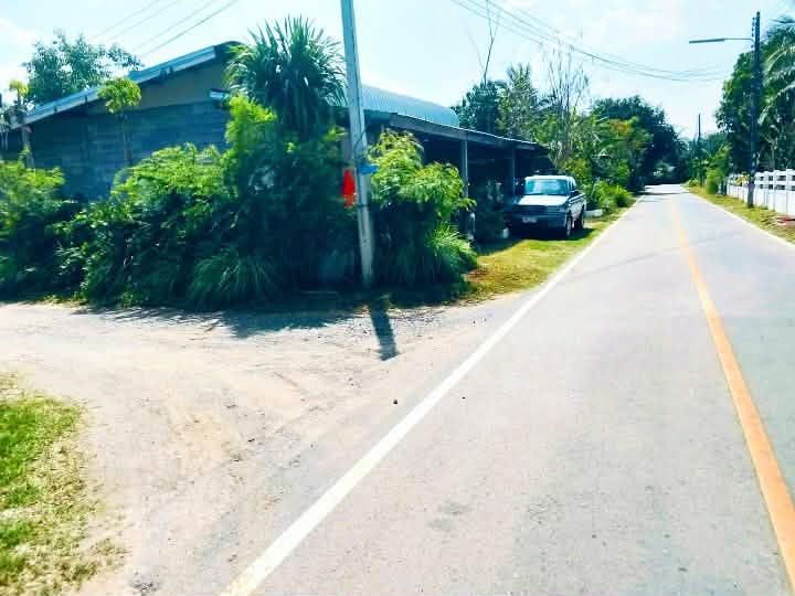 ที่ดินพร้อมสิ่งปลูกสร้าง