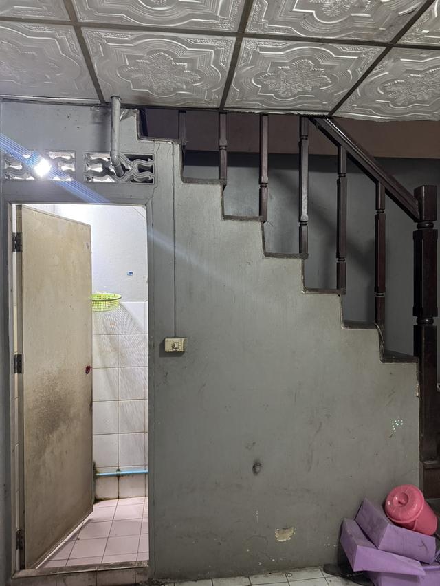 ทาวน์เฮ้าส์ 2 ชั้น ทำเลทอง ใจกลางตลาดสี่มุมเมือง เหมาะสำหรับนักลงทุน ปล่อยเช่าต่อได้ทันที มีรายได้สม่ำเสมอ 2