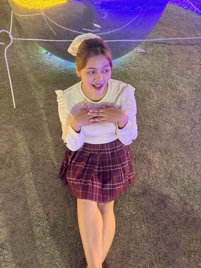 กระโปรงลายสะก็อตสีแดง ไม่มีตำหนิ เป็นสีแดงสุภาพไม่แดงฉูดฉาด เหมาะกับใส่ได้หลายโอกาส (คริสมาต มาแล้วน๊า)