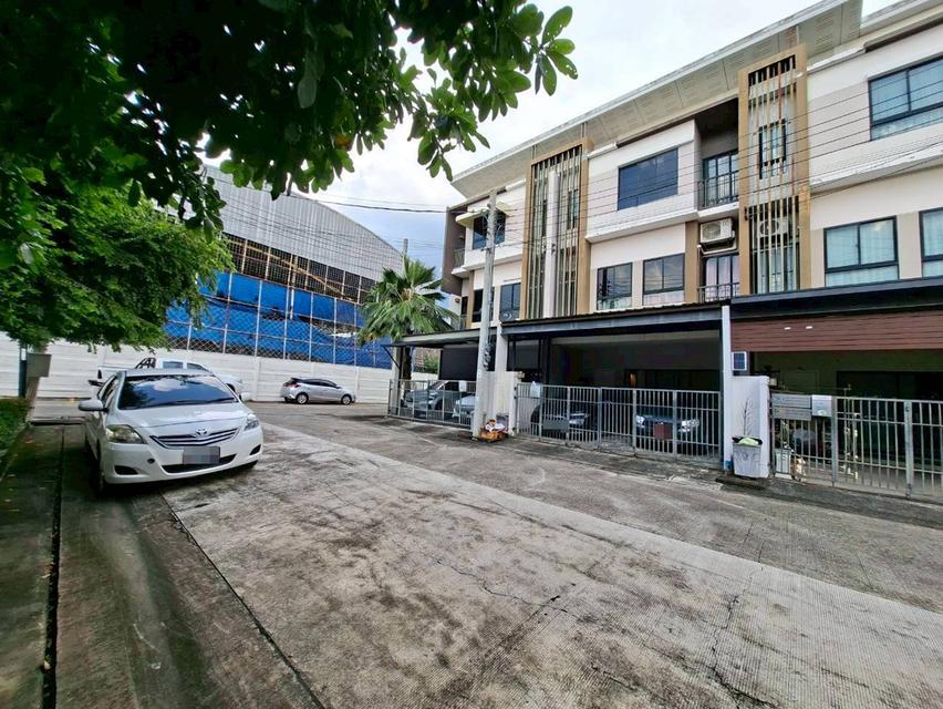 ขายบ้าน 3 ชั้น หมู่บ้านพาทิโอ วิภาวดี-สรงประภา ถนนประชาอุทิศ 3