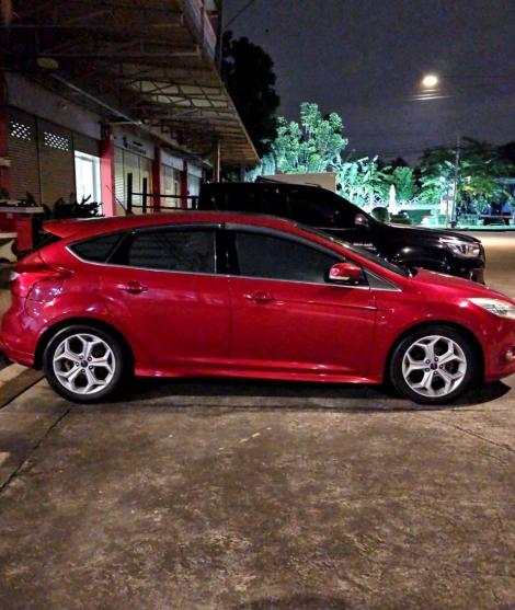 Ford Focus สีแดง 7