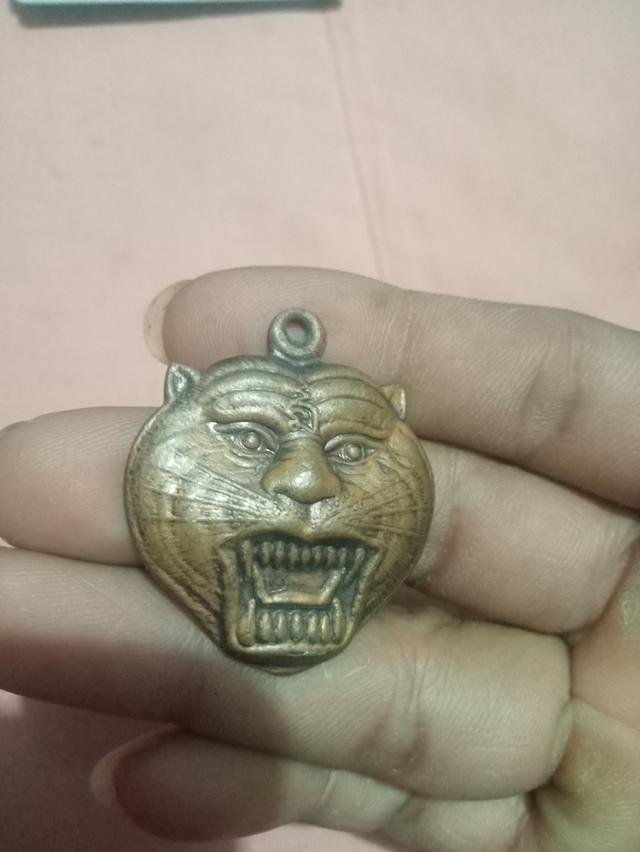 เหรียญหน้าเสือ (หัวเสือ) รุ่นบูชาครู ปี 2549 ของหลวงพ่อเปิ่น วัดบางพระ