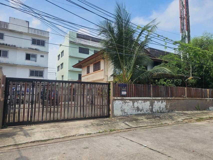 บ้านพร้อมเข้าอยู่ ตั้งอยู่ในทำเลศักยภาพ แหล่งชุมชนที่ปลอดภัย บรรยากาศเงียบสงบ เดินทางสะดวก: เข้า-ออก 2