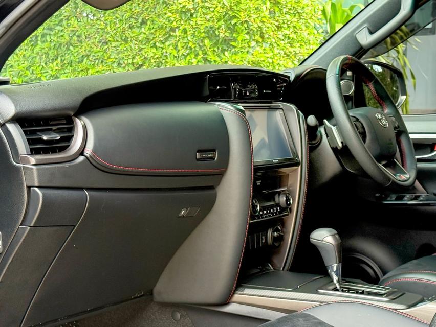 2023 TOYOTA FORTUNER 2.8 GR SPORT 4WD รถมือเดียวออกป้ายแดง รถวิ่งน้อย ประวัติศูนย์ครบ รถไม่เคยมีอุบัติเหตุครับ รูปที่ 11
