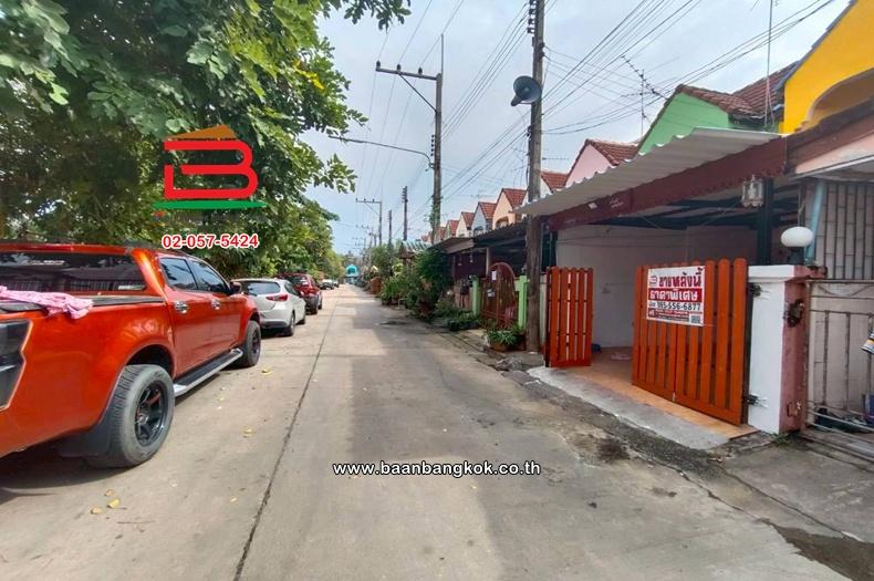 ทาวน์เฮาส์ เนื้อที่ 18 ตร.ว. หมู่บ้านบัวแก้ว สามโคก ซอยรุ่งทรัพย์ (วัดบัวแก้ววราราม) ถนนปทุมธานี-ศูนย์ศิลปาชีพบางไทร ตำบลบ้านปทุม อำเภอสามโคก ปทุมธานี 1