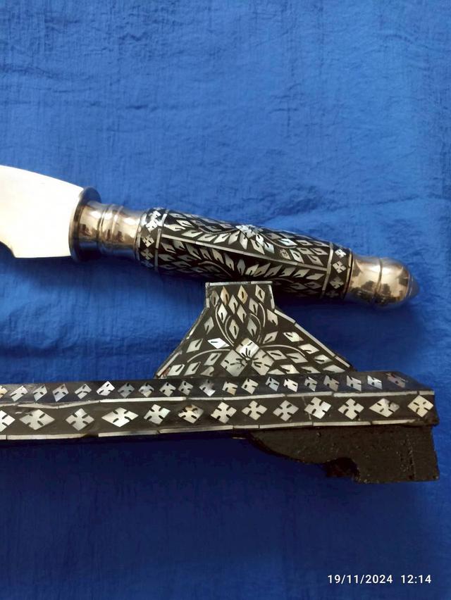 มีดฝังมุกพร้อมแท่นวางฝังมุกความยาว 39 เซนติเมตรหรือ 15.35 นิ้ว ฝังมุกลวดลายสวยงาม ตัวมีดเป็นสแตนเลสแท้ รูปที่ 5