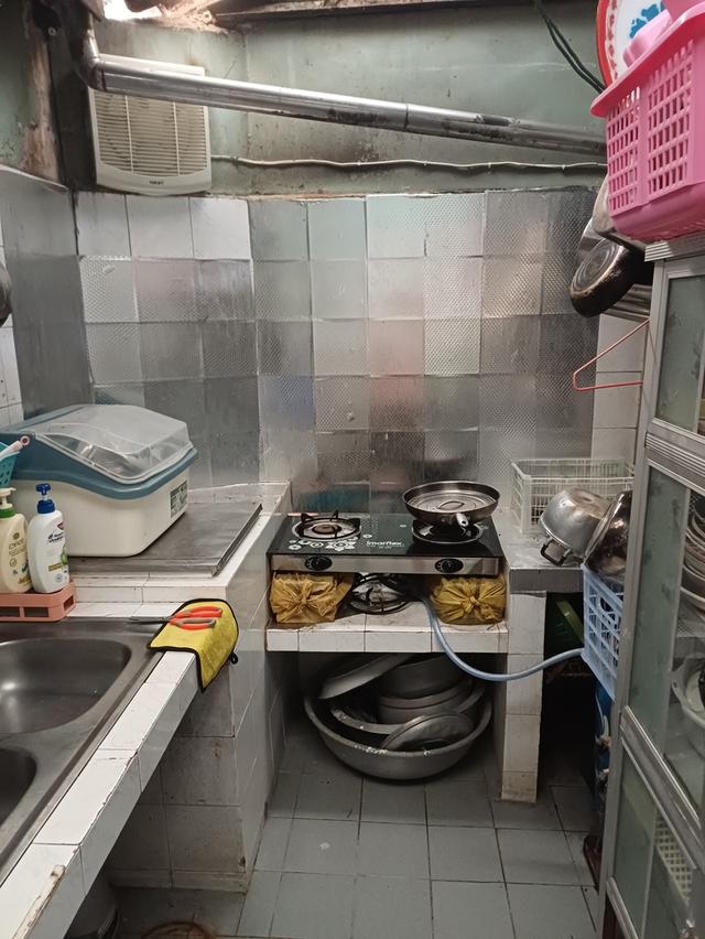 บ้านตึกแถวสามชั้น ใกล้ริมน้ำห่างจากถนนใหญ่ประมาณยี่สิบเมตร เหมาะพักอาศัย ทำร้านอาหารหรือเกสเฮาร์ก็ดี 9