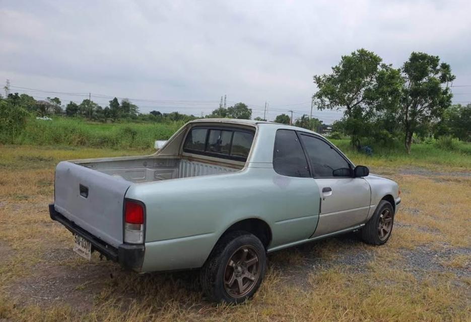 Nissan NV สีเทา 4