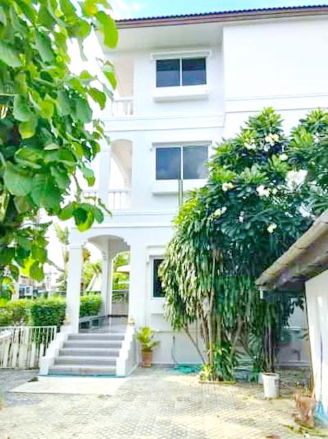 นวมินทร์ 105-115 ให้เช่าอาคารพาณิชย์ 3 ชั้น ติดแอร์ทั้งหลัง 300 ตร.ม.21 ตร.วา.เดอะ คริสตัล 1.9 กม.5 นอน 5 น้ำ จอดรถ4-5คั