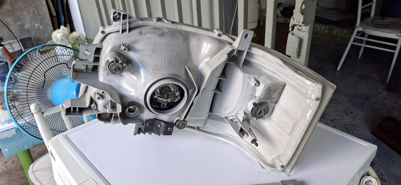 ขาย ไฟหน้า Toyota Commuter หรือ Hiace รุ่นปี 2005-2009. ข้างขวา ของแท้ มือสอง สภาพนางฟ้าราคา 1,500 บาท สุขุมวิท 101 ครับ รูปย่อยที่ 3