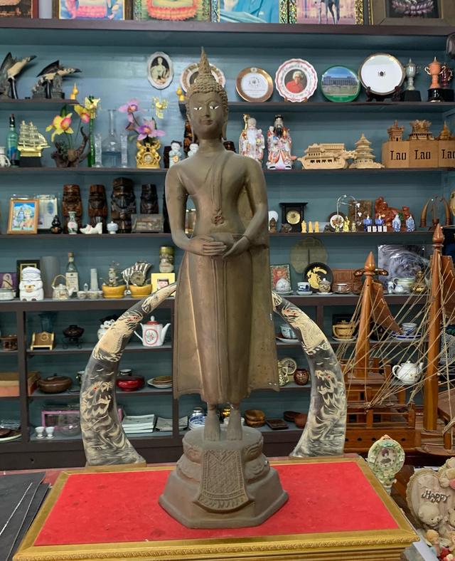 พระพุทธรูป องค์ใหญ่ เนื้อทองเหลือง 4