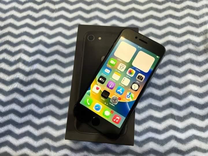 iPhone 8 64 GB 3