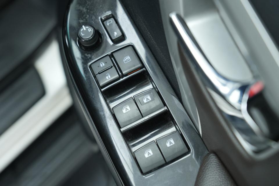 2015 TOYOTA FORTUNER 2.7 V 2WD SUV สีขาว เครื่องยนต์เบนซิน เลขไมล์ 102204 กม. 17