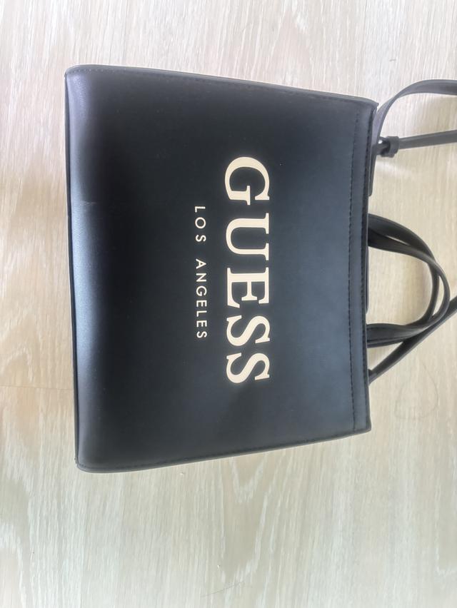 กระเป๋าสะพาย Guess 2
