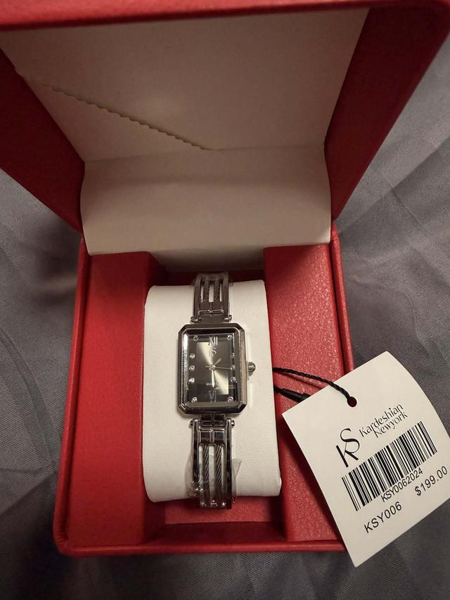 นาฬิกาkardeshian newyork ของแท้100% ใหม่ยังไม่เคยใช้