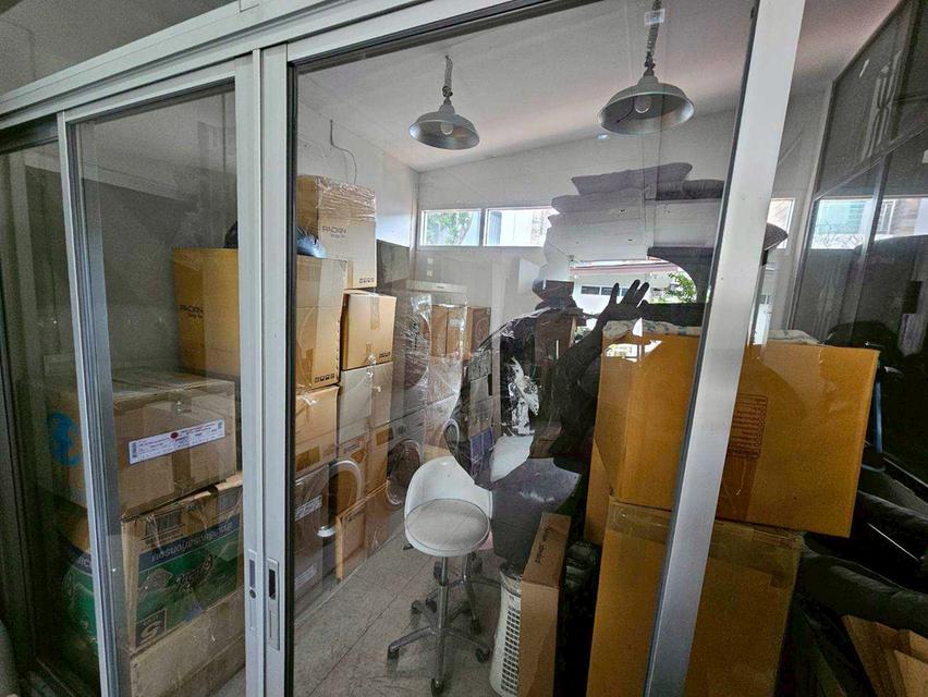 Rent Single Big House171 sq.wah or about  684 sqm. no decoration  very good location central of  Bangkok Lat Phrao Road  2