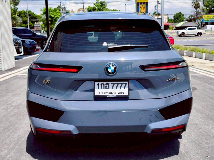 รหัสรถ KPV7777 2023 BMW iX xDrive50  M Sport สีเทา Storm Bay 15
