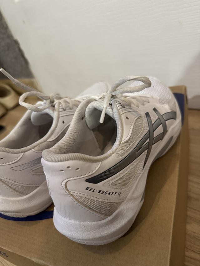 ASICS GEL-ROCKET 12 รองเท้าคอร์ทในร่มที่ตอบโจทย์นักกีฬาระดับเริ่มต้นถึงกลาง ด้วยดีไซน์ที่เน้นความมั่นคง คล่องตัว และรับแรงกระแทกได้ดี มี GEL™ Technolo รูปย่อยที่ 4