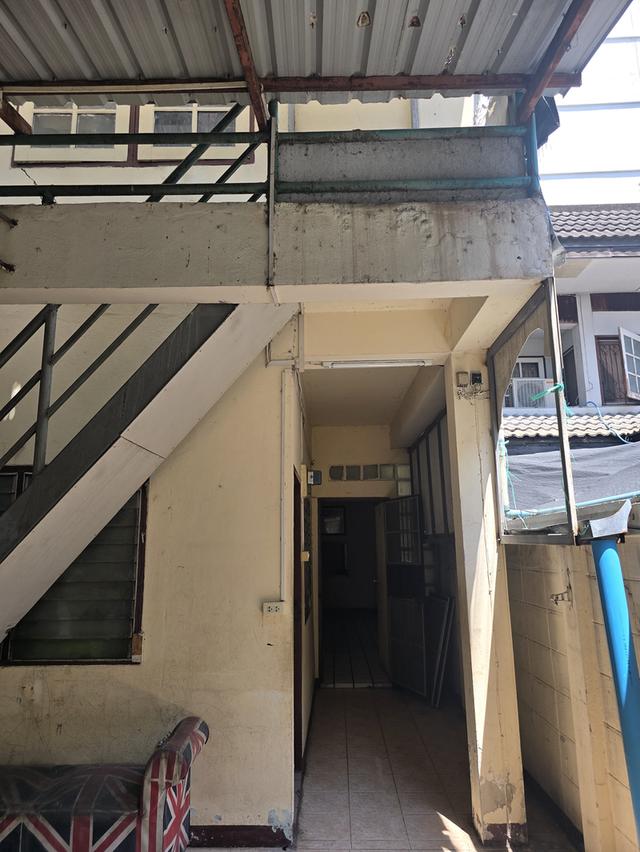 ขายทาวน์เฮ้าส์เนื้อที่ 33 ตารางวา อยู่ซอยประชาราษฎร์บำเพ็ญ 1 ถนนรัชดาภิเษก เขตดินแดง หน้าปากซอย คือ แยกพระพิฆเนศ 4