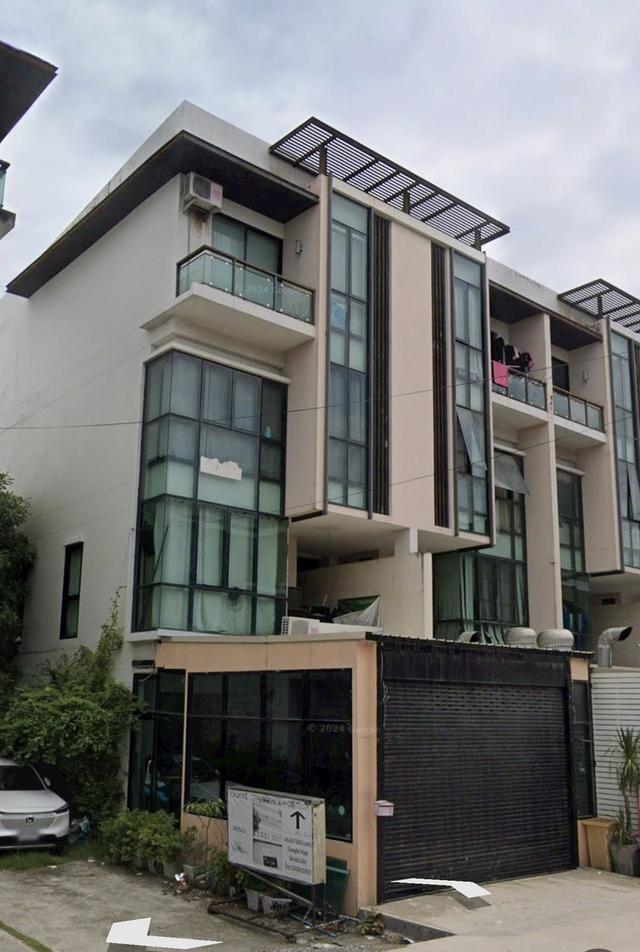 ขายหรือให้เช่าตึก 4 ชั้นครึ่ง ขาย 14 ล้าน / เช่า 42,000 อาคารพาณิชย์ ราม 2 ใกล้เมกาบางนา 1