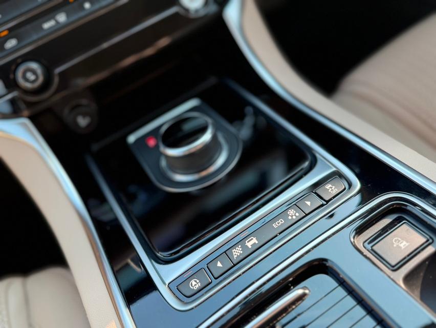 Jaguar​ xf​ 2.0 l 2019  13