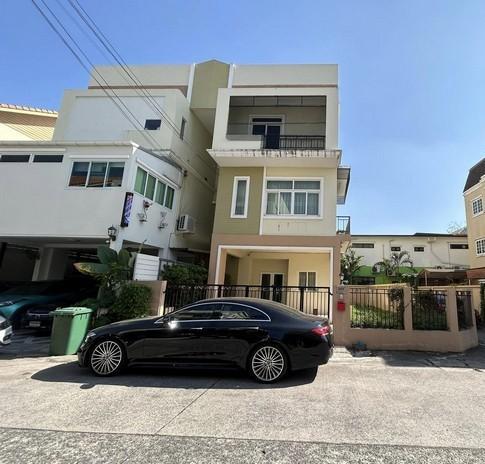 ให้เช่าทาวน์โฮม 3 ชั้น 39 ตร.ว. หมู่บ้านลภาวัน 17 ตำบลบางรักน้อย ใกล้ BTS บางรักน้อย 1