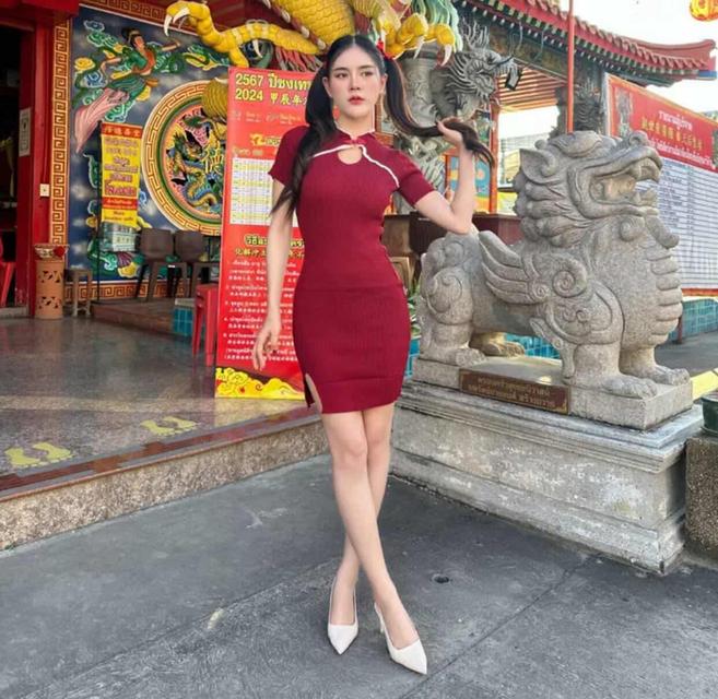 ￼🌈SpinnyHouse🌈เดรสผ้ายืด ใส่รับตรุษจีนปังๆ ผ้าไหมพรมใส่สบาย 🎀 แต่งเว้าช่วงอก แต่งผ่าช่วงล่างน่ารัก  รุ่น ตรุษจีนผ่าข้าง