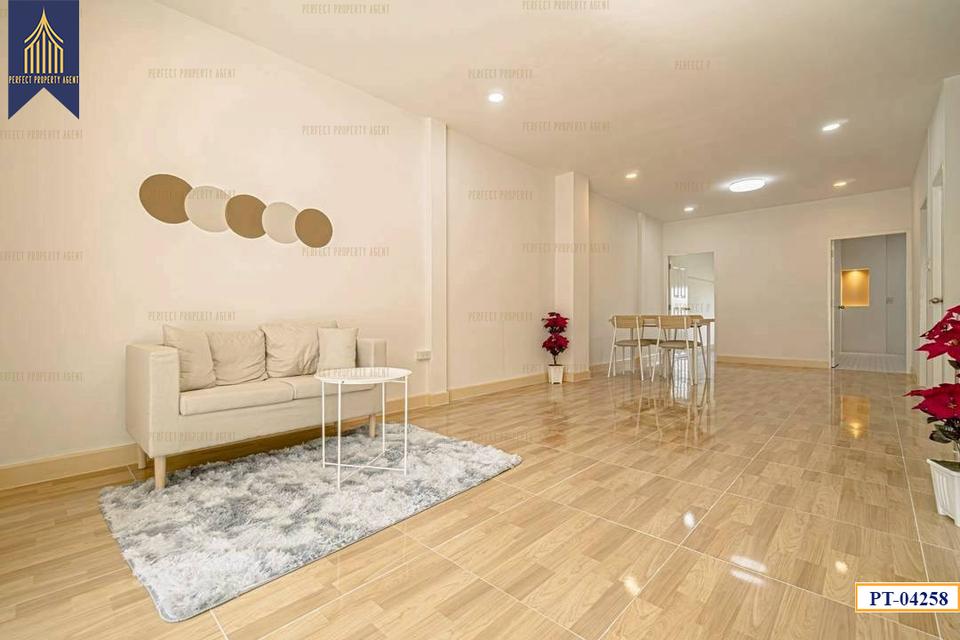 ขาย ทาวน์เฮ้าส์ สุชา บางบัวทอง ตกแต่งใหม่ มีเทอเรซ พร้อมอยู่ ฟรีโอน 4