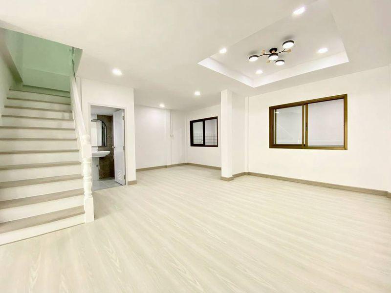 หมู่บ้านหงส์ประยูร3  แยกบางพลู ทาวน์เฮาส์ 2 ชั้น ตกแต่งใหม่พร้อมอยู่  มีระเบียงด้านหน้าใกล้ถนนรัตนาธิเบศร์   โครงการมี ระบบรักษาความปลอดภัย 6