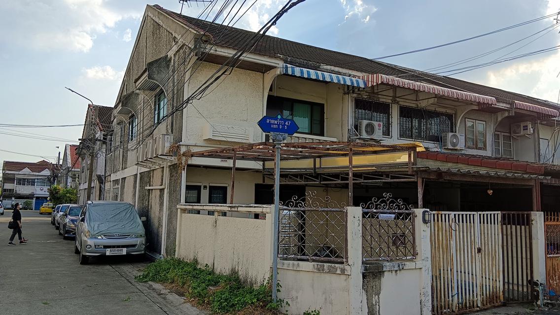 ให้เช่าทาวน์เฮ้าส์ Renovate ใหม่ ลาดพร้าว 47 แยก 9-5 2 ชั้น 26 ตร.ว. จอดรถ 2 คัน ใกล้ BTS 1