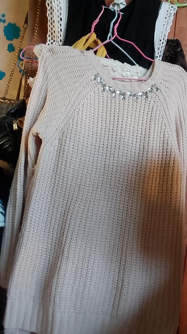 เสื้อแขนยาวไหมพรมสีไข่ไก่เหมาะกับหน้าหนาวในช่วงนี้