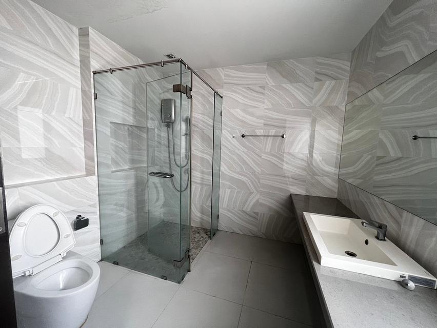 บ้านเดี่ยวหมู่บ้าน ชีวารมย์รังสิต(ติดฟิวเจอร์ ปาร์ค รังสิต) 4ห้องนอน 4ห้องน้ำ(0828935991 ไอซ์ เจ้าของบ้านโดยตรง) 17