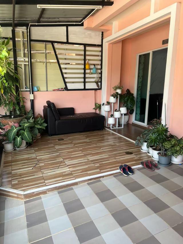 บ้าตทาวเฮ้า 2 ชั้น 3 ห้องนอน 2 ห้องน้ำ 1 ห้องโถง 1 ที่จอดรถ ต่อเติมครัวและหน้าบ้านเรียนร้อยแล้ว รูปย่อยที่ 3