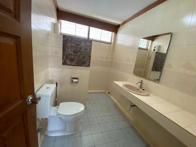 ให้เช่าบ้านเดี่ยว 2 ชั้น เนื้อที่ 90 ตร.วา ซอยรามคำแหง 21 ใกล้ทาว์อินทาว์ พร้อมเฟอร์นิเจอร์ เดินทางสะดวกไปเอกมัย ทองหล่อ ใกล้ทางด่วนมอเตอร์เวย์ 9