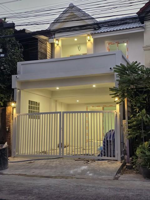 PP442 ขายทาวเฮ้าส์ 2 ชั้น หมู่บ้านพิมพ์ทอง ซอยลาดพร้าว 101 เดินทางสะดวก หาของกินสะดวก 1