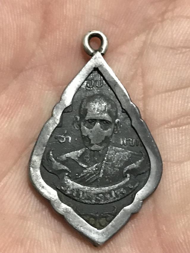 หลวงปู่แขกวัดบางปลา บล็อคนิยม รุ่นแรกปี2488 เนื้อดีบุก หายาก สร้างไม่เกิน200เหรียญ สวยๆหลายๆ แสน ยันต์หลังชัดเจน เหรียญแท้ ดูง่าย สบายตา 36,000 ครับ