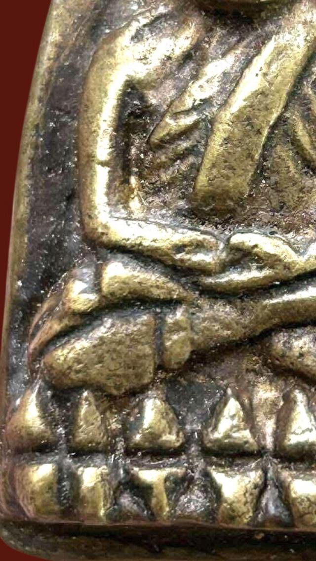 หลวงปู่ทวดหลังเตารีดเนื้อโลหะผสมวรรณะเหลือง 9