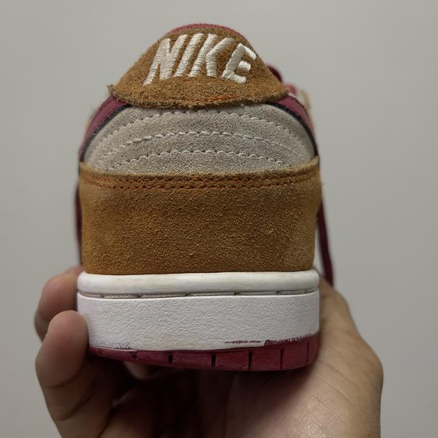รองเท้า Nike Dunk Low (SB) โทนสีน้ำตาล–ขาว–แดงไวน์ รูปที่ 4