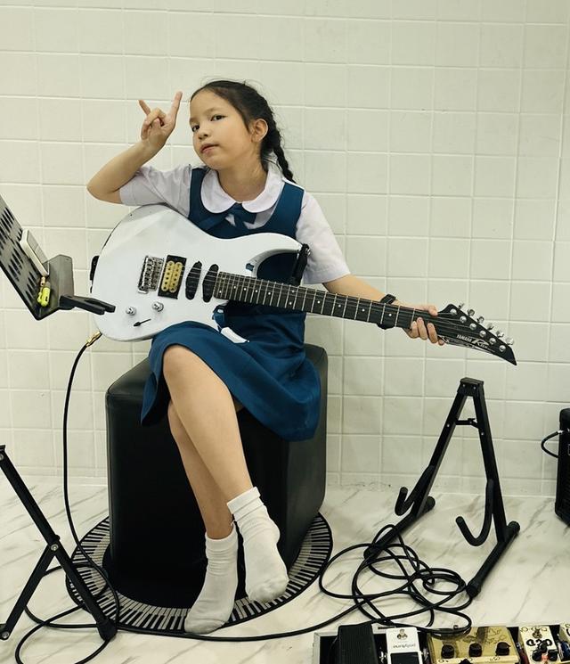 รับสอนกีตาร์ทุกประเภท ที่ Fin Music School