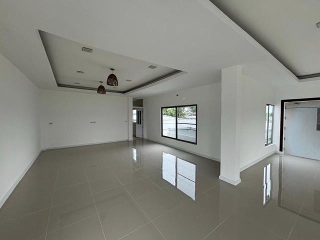 ขายอาคารสำนักงาน 3 ชั้นครึ่ง พร้อมโกดัง เนื้อที่ดิน136 ตร.ว ขายพร้อมผู้เช่าให้ผลตอบแทนทันที ใกล้เลียบด่วนรามอินทรา 6