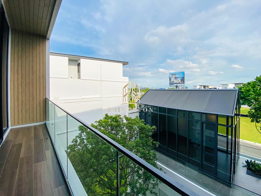 VIVE New Krungthep Kreetha Luxury 3-Storey Modern Home 14