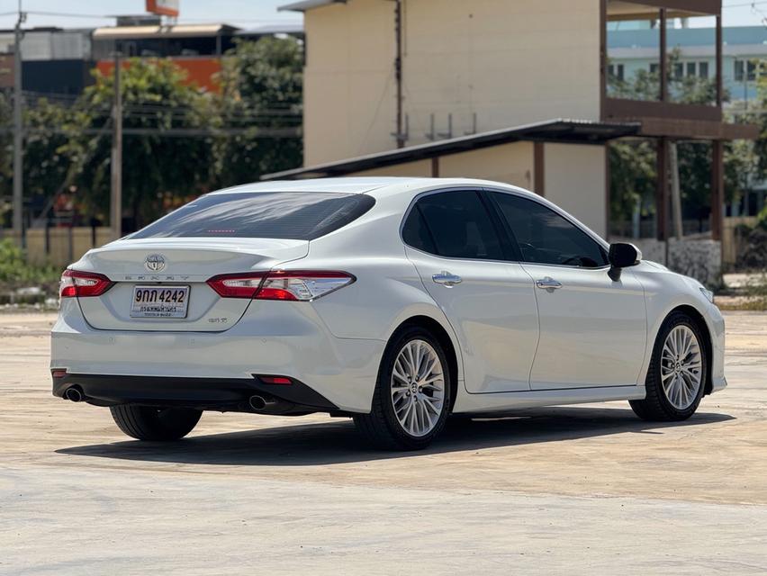 TOYOTA. CAMRY Sedan 4dr SA 8sp FWD 2.5 G Y2020. สีขาว