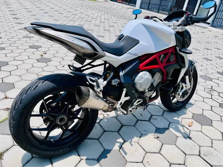 รถบ้านสวยๆ  MV Agusta Brutale 2