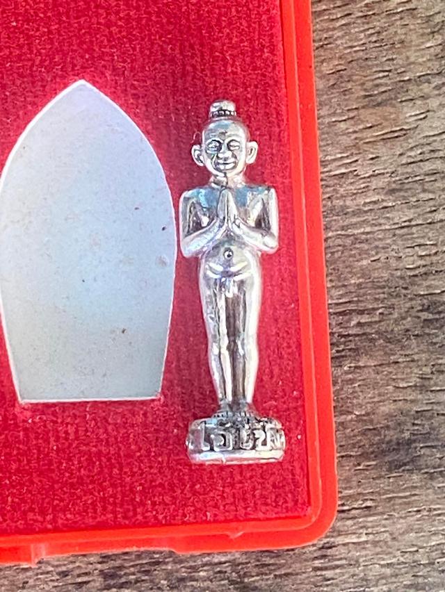 สำหรับรูปหล่อไอ้ไข่วัดเจดีย์รุ่นรับทรัพย์ปี 2556 การจัดสร้าง 556 องค์โดยเป็นรูปหล่อองลอยองค์เนื้อเงินแท้พิมพ์ใหญ่โค้ชเจดีย์ 5