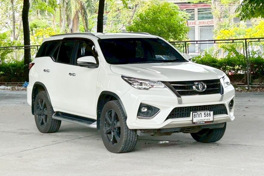 2018 Toyota Fortuner 2.8 TRD Sportivo 2WD AT รถสวย มือเดียว ป้ายแดง รูปย่อยที่ 3
