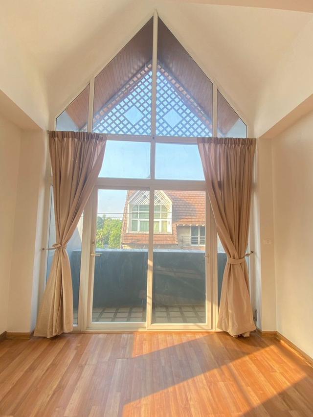 ขายทาวน์โฮม 3 ชั้น หลังมุม  เนื้อที่ 30.3 ตร.วา  หมู่บ้านเมอริทเพลส 2  ถนนลาดพร้าว 101 ซอย 39 แขวงวังทองหลาง 8