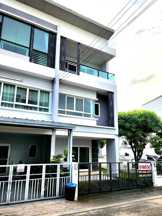 ทาวน์โฮมวัชรพล 3ชั้น หลังมุม หมู่บ้านเดอะริคโค้ ทาวน์ วัชรพล ถนนร่วมมิตรพัฒนา(ใกล้ห้าแยกวัชรพล) 3