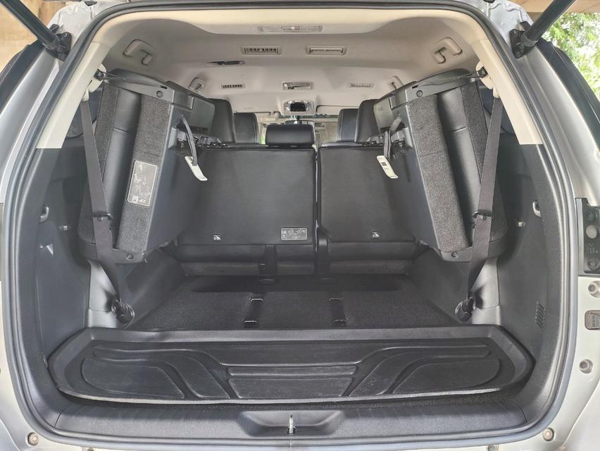 Toyota Fortuner 2.4 V 2WD AT ปี 2023 20